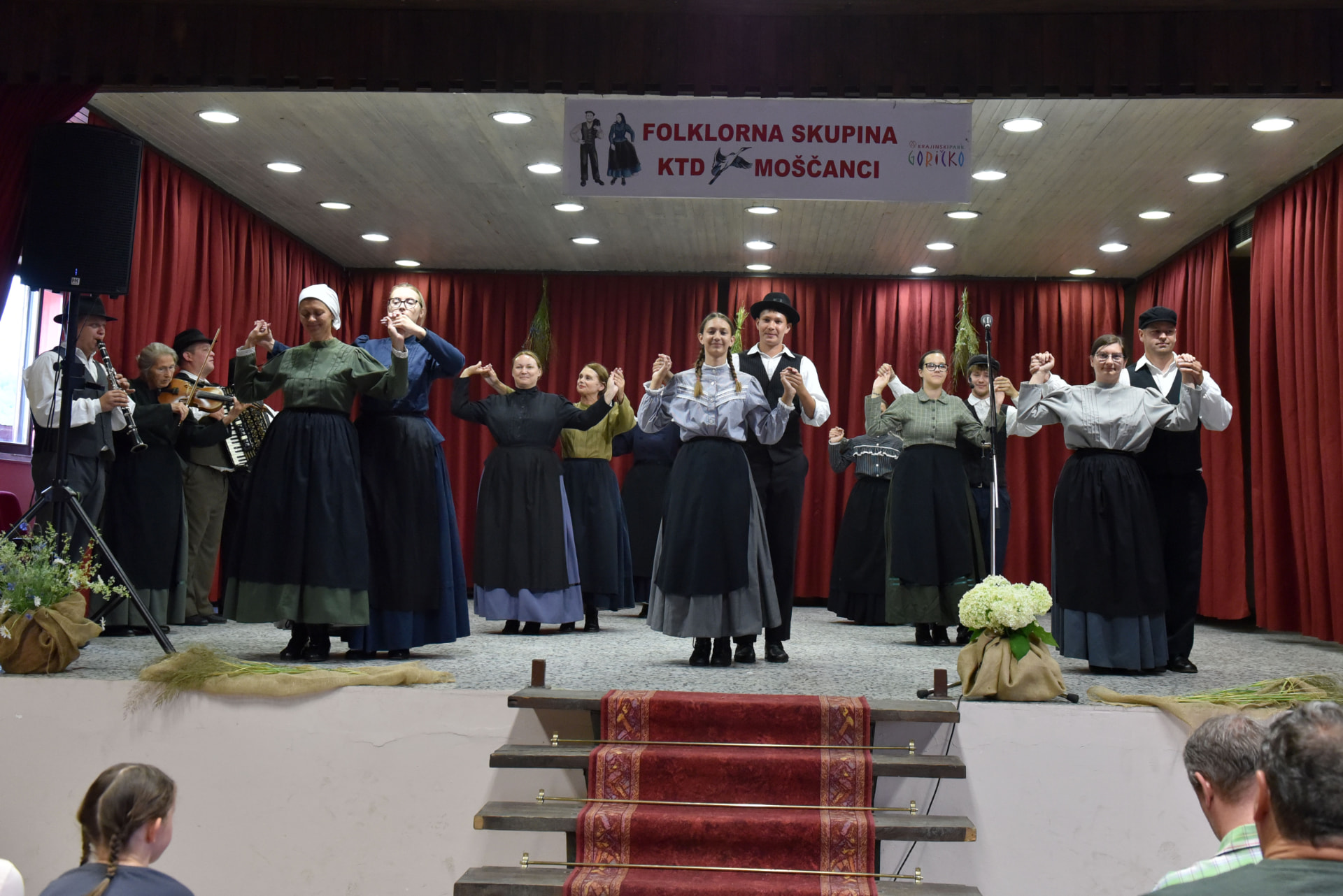 Folklorna skupina KTD Moščanci med nastopom