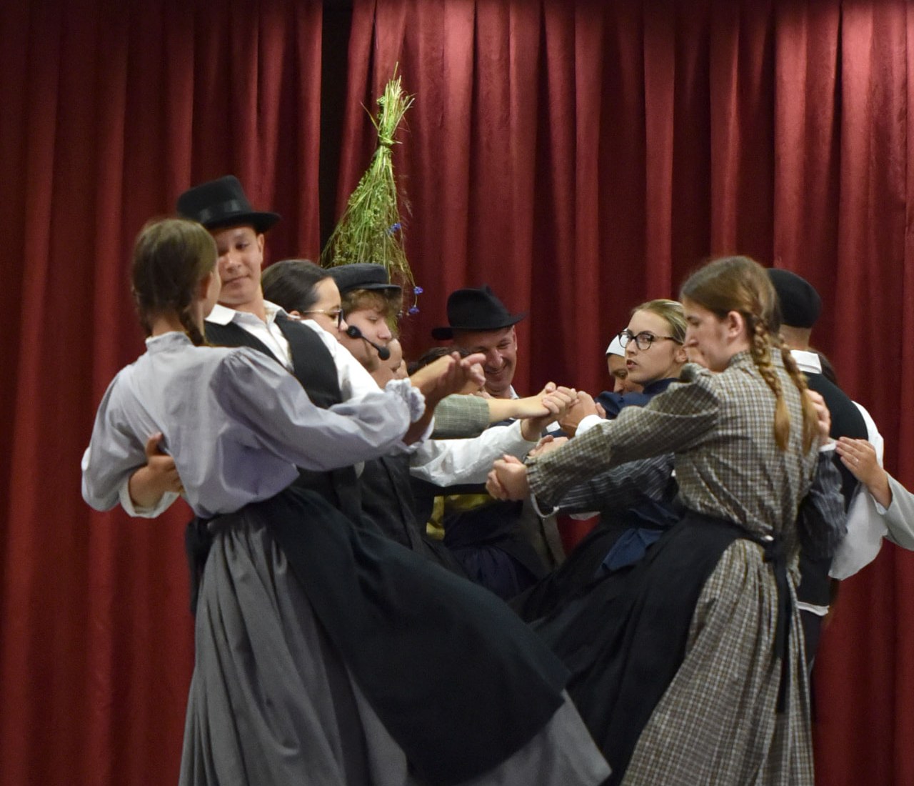 Folklorna skupina KTD Moščanci med plesom na odru